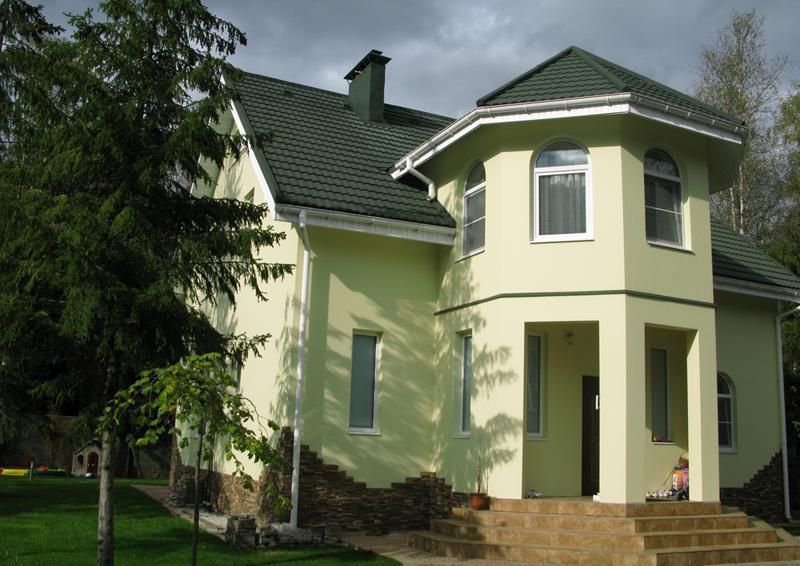 Фото домов с зеленой крышей и коричневым фасадом